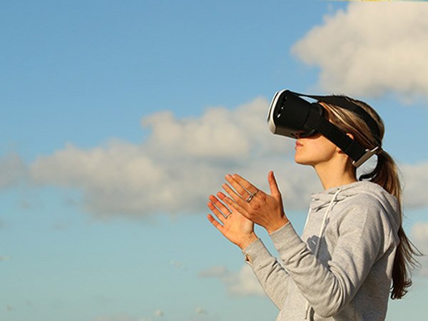 Sessão de 30 min ou 60 min de até 5 pessoas na sala de realidade virtual a partir de 14,95