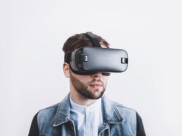 Sessão de 30 min ou 60 min de até 5 pessoas na sala de realidade virtual a partir de 14,95