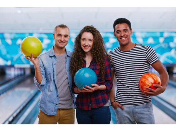 2 jogos de boliche por pessoa e para 2 jogadores no Bowling Brasil. Inclui cachorro quente ou sanduíche, mais bebida