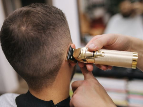 Sessão de Cabeleireiro Masculino no Fernando Visagista! Sobrancelha, Barba e Cabelo. Escolha entre várias opções! (Até 50% de desconto!)
