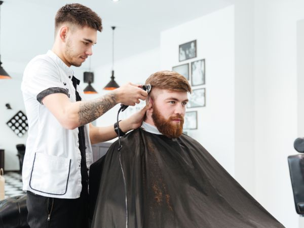 Sessão de Cabeleireiro Masculino no Fernando Visagista! Sobrancelha, Barba e Cabelo. Escolha entre várias opções! (Até 50% de desconto!)