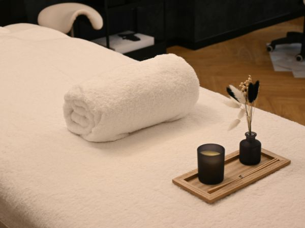 Massagem relaxante, modeladora, drenagem, bambu, pedras quentes, liberação miofascial, ventosaterapia ou auriculoterapia a escolher – 60 min para 1