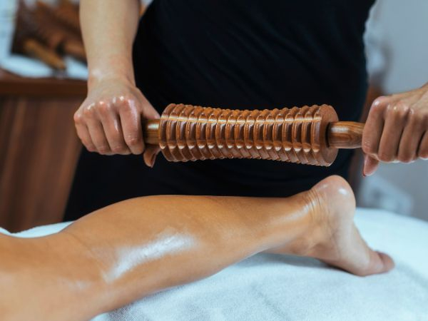 Massagem relaxante, modeladora, drenagem, bambu, pedras quentes, liberação miofascial, ventosaterapia ou auriculoterapia a escolher – 60 min para 1