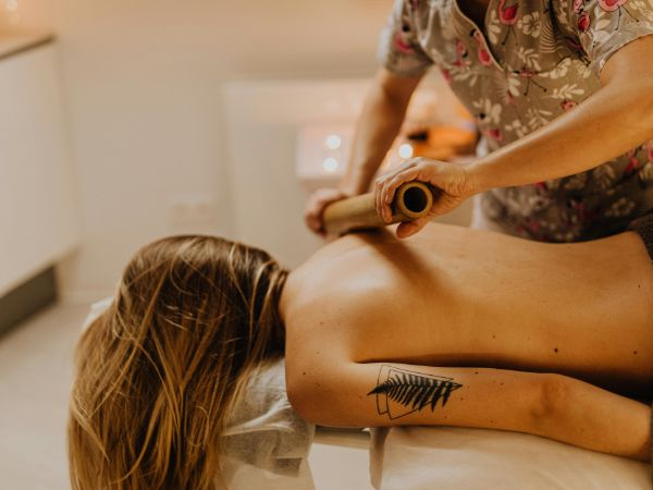 Massagem com bambu aquecido a domicílio – 60 minutos para 1 pessoa com 45% de desconto – Rio de Janeiro