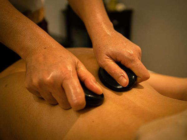 Massagem com pedras quentes a domicílio – 60 minutos para 1 pessoa com 45% de desconto – Rio de Janeiro