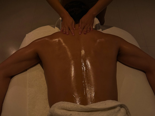 Massagem relaxante masculina na Yanna Massagens