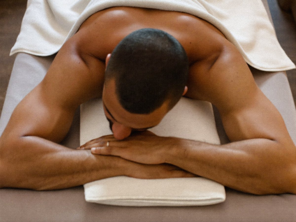 Massagem relaxante masculina na Yanna Massagens