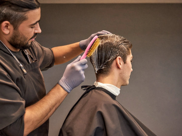 Escova progressiva: cabelo liso e sem frizz no Maria’s Coiffeur