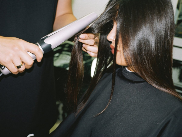 Escova progressiva: cabelo liso e sem frizz no Maria’s Coiffeur
