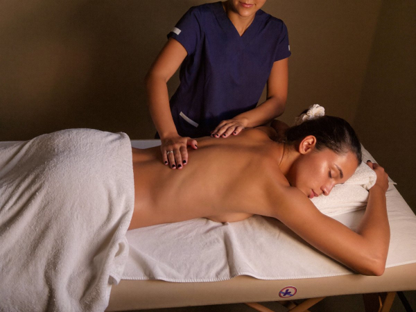 Massagem relaxante para mulheres na Geyza Estética