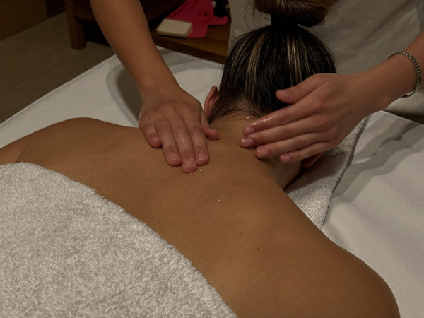 Massagem relaxante para mulheres na Geyza Estética