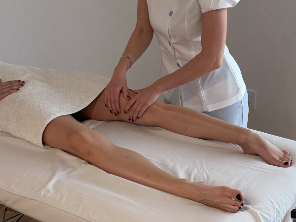 Drenagem com manta térmica para mulheres na Geyza Estética